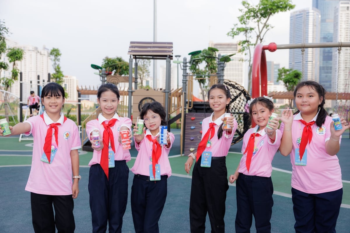 Đồng hành cùng mọi hoạt động diễn ra trong suốt 3 ngày của đại hội, Vinamilk còn mang thêm niềm vui và tiếp sức 500 cháu ngoan Bác Hồ bằng hàng chục ngàn sản phẩm sữa tươi tiệt trùng Vinamilk 100% và sữa chua uống Susu. Ảnh: Viên An. Đồng hành cùng mọi hoạt động diễn ra trong suốt 3 ngày của đại hội, Vinamilk còn mang thêm niềm vui và tiếp sức 500 cháu ngoan Bác Hồ bằng hàng chục ngàn sản phẩm sữa tươi tiệt trùng Vinamilk 100% và sữa chua uống Susu. Ảnh: Viên An.