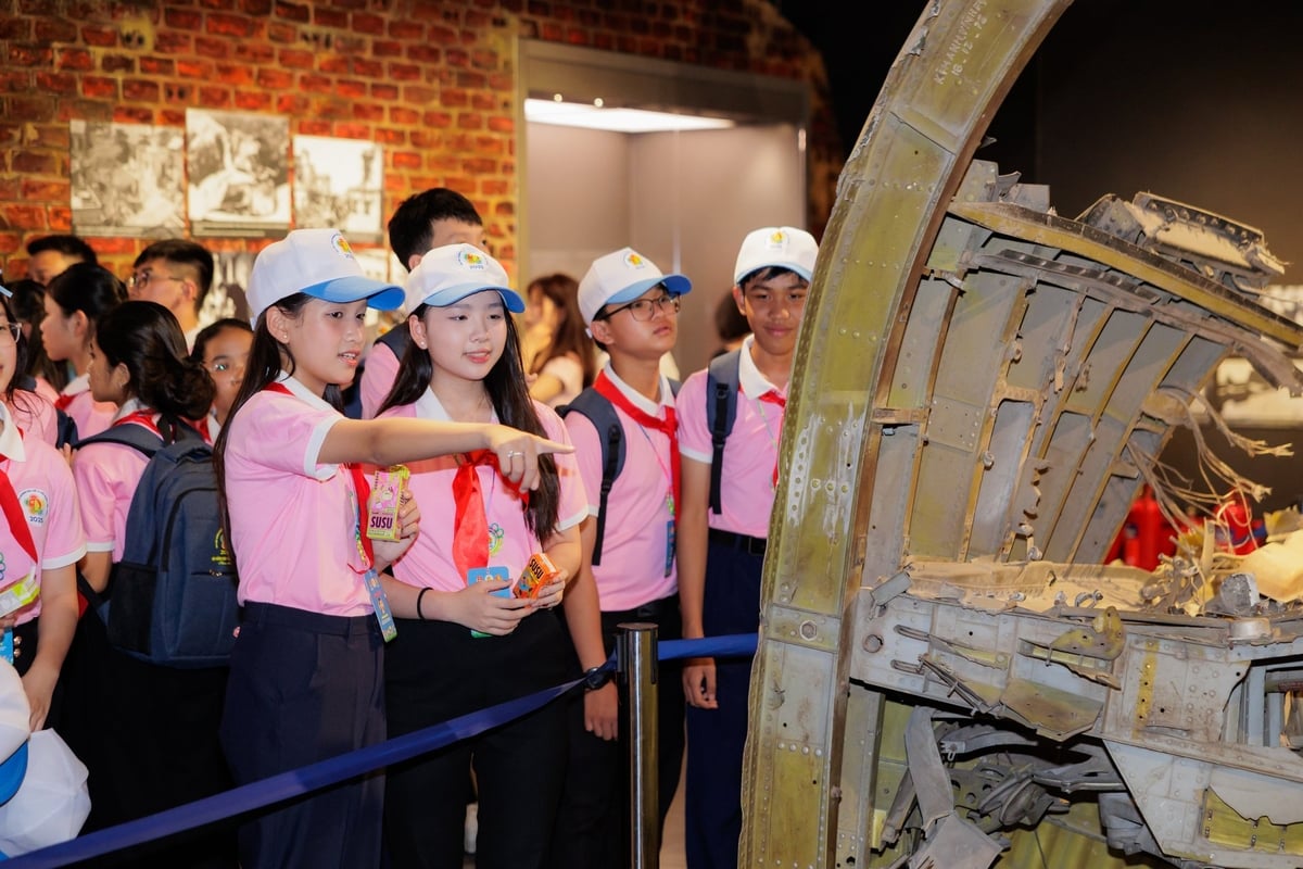 Bắt đầu sử dụng sữa Vinamilk từ ngày nhỏ xíu, em Lê Phương Bảo Ngọc (bên phải) - Trường THCS Ngô Sĩ Liên (quận Hoàn Kiếm, Hà Nội) - cho biết rất bất ngờ và thích thú khi gặp 'người bạn quen thuộc' này trong suốt đại hội. 'Sau mỗi bữa ăn, tụi em đều được sử dụng sữa tươi Vinamilk 100% và sữa chua uống Susu. Em rất thích sữa tươi vị chuối và sữa Susu kiwi có thạch. Em mong Vinamilk sẽ ra nhiều vị mới lạ hơn nữa cho tụi em được thỏa sức trải nghiệm', em bày tỏ. Ảnh: Viên An. Bắt đầu sử dụng sữa Vinamilk từ ngày nhỏ xíu, em Lê Phương Bảo Ngọc (bên phải) - Trường THCS Ngô Sĩ Liên (quận Hoàn Kiếm, Hà Nội) - cho biết rất bất ngờ và thích thú khi gặp 'người bạn quen thuộc' này trong suốt đại hội. 'Sau mỗi bữa ăn, tụi em đều được sử dụng sữa tươi Vinamilk 100% và sữa chua uống Susu. Em rất thích sữa tươi vị chuối và sữa Susu kiwi có thạch. Em mong Vinamilk sẽ ra nhiều vị mới lạ hơn nữa cho tụi em được thỏa sức trải nghiệm', em bày tỏ. Ảnh: Viên An.