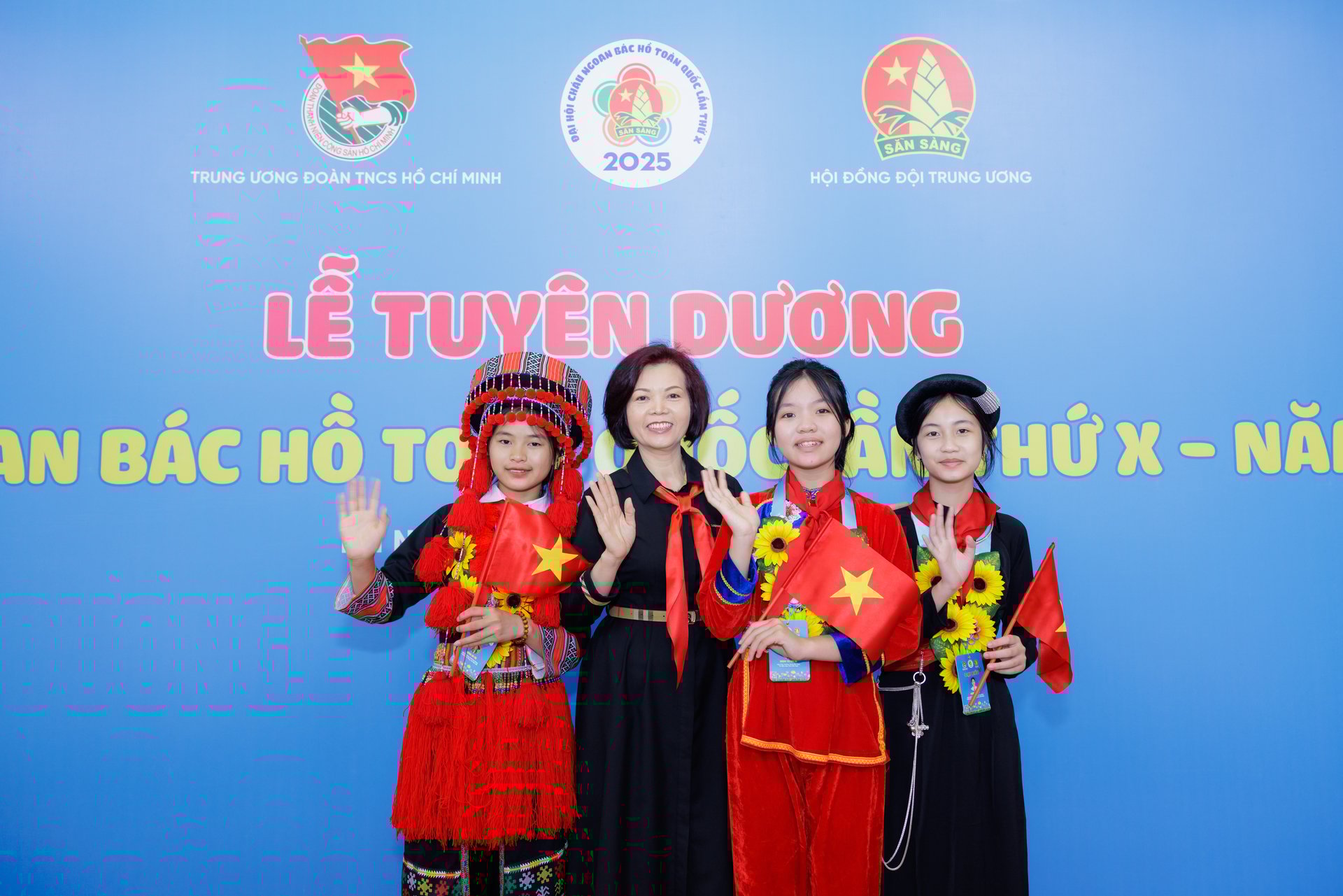 Đồng hành trong kỳ đại hội hướng đến dịp kỷ niệm 135 năm ngày sinh Chủ tịch Hồ Chí Minh, bà Bùi Thị Hương - Giám đốc điều hành Vinamilk - cho biết, trẻ em luôn là nhóm đối tượng được Vinamilk đặc biệt quan tâm và chăm sóc. 'Thông qua đại hội, Vinamilk cũng mong muốn các cháu thiếu nhi tiêu biểu của cả nước được tiếp cận với nguồn dinh dưỡng chất lượng quốc tế tốt nhất. Đây cũng là sự động viên về tinh thần từ Vinamilk đến các cháu và lan tỏa thông điệp thiếu nhi Việt Nam vững bước tiến vào kỷ nguyên mới', bà Hương nói. Ảnh: Viên An. Đồng hành trong kỳ đại hội hướng đến dịp kỷ niệm 135 năm ngày sinh Chủ tịch Hồ Chí Minh, bà Bùi Thị Hương - Giám đốc điều hành Vinamilk - cho biết, trẻ em luôn là nhóm đối tượng được Vinamilk đặc biệt quan tâm và chăm sóc. 'Thông qua đại hội, Vinamilk cũng mong muốn các cháu thiếu nhi tiêu biểu của cả nước được tiếp cận với nguồn dinh dưỡng chất lượng quốc tế tốt nhất. Đây cũng là sự động viên về tinh thần từ Vinamilk đến các cháu và lan tỏa thông điệp thiếu nhi Việt Nam vững bước tiến vào kỷ nguyên mới', bà Hương nói. Ảnh: Viên An.