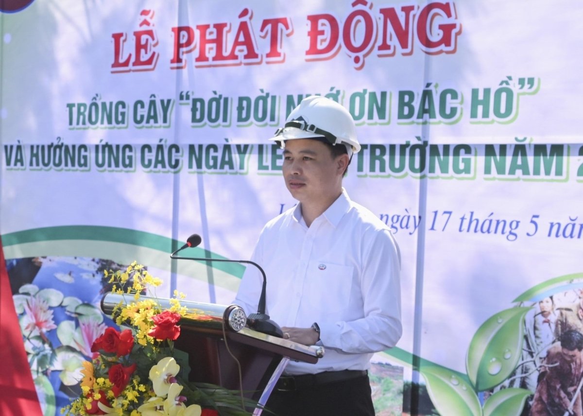 Ông Nguyễn Văn Phòng - Bí thư Đảng ủy, Giám đốc Công ty - phát biểu tại Lễ phát động trồng cây. Ảnh: Nhôm Lâm Đồng. Ông Nguyễn Văn Phòng - Bí thư Đảng ủy, Giám đốc Công ty - phát biểu tại Lễ phát động trồng cây. Ảnh: Nhôm Lâm Đồng.
