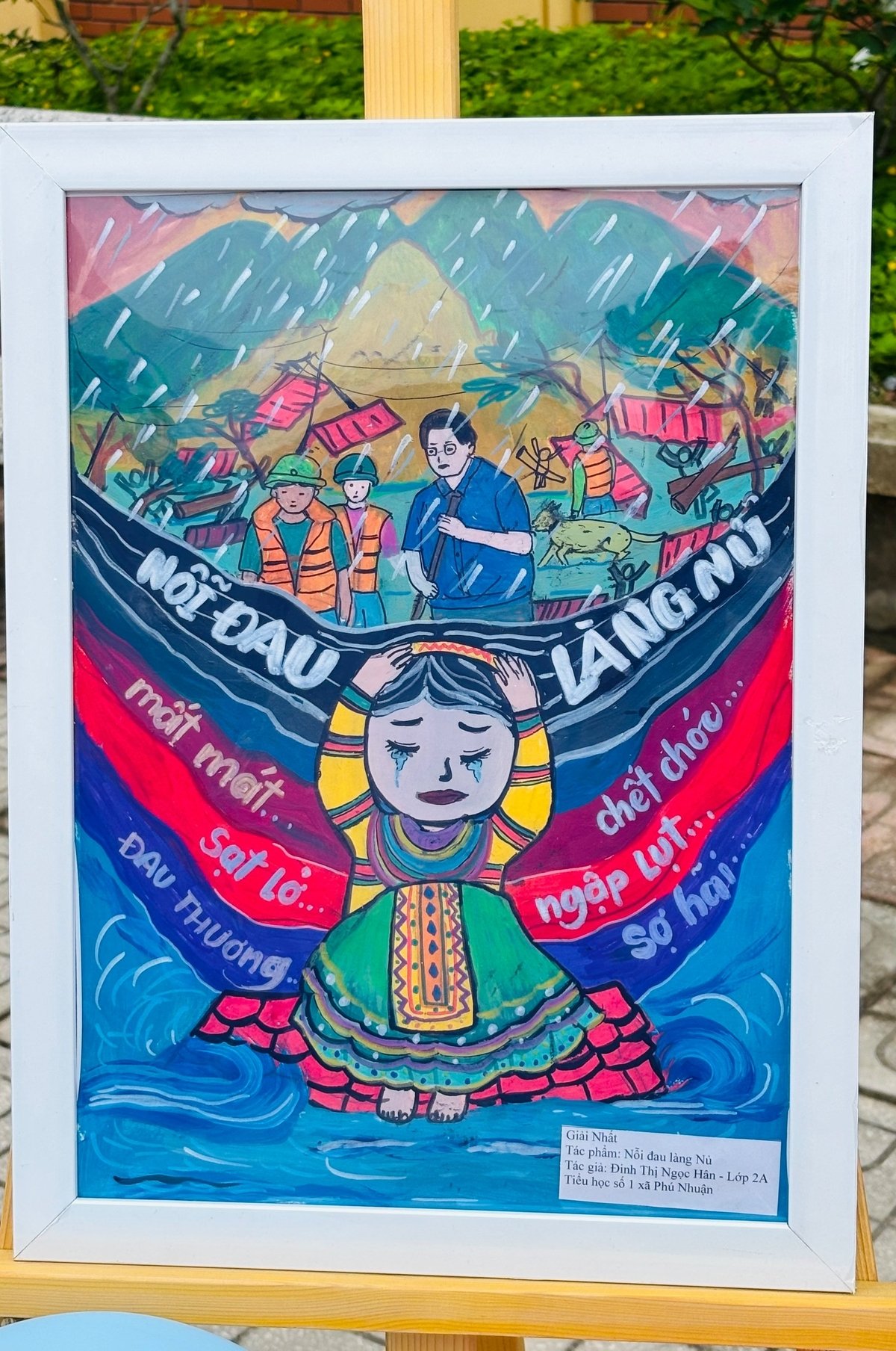 Bức tranh 'Nỗi đau Làng Nủ' đoạt giải nhất cuộc thi. Ảnh: H.Đ. Bức tranh 'Nỗi đau Làng Nủ' đoạt giải nhất cuộc thi. Ảnh: H.Đ.