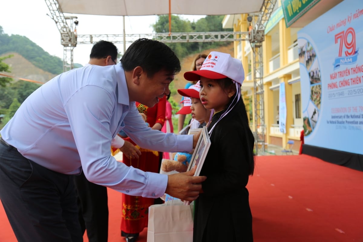 Thứ trưởng Nguyễn Hoàng Hiệp trao giải cho học sinh đoạt giải Nhất cuộc thi vẽ tranh phòng chống thiên tai. Ảnh: H.Đ. Thứ trưởng Nguyễn Hoàng Hiệp trao giải cho học sinh đoạt giải Nhất cuộc thi vẽ tranh phòng chống thiên tai. Ảnh: H.Đ.