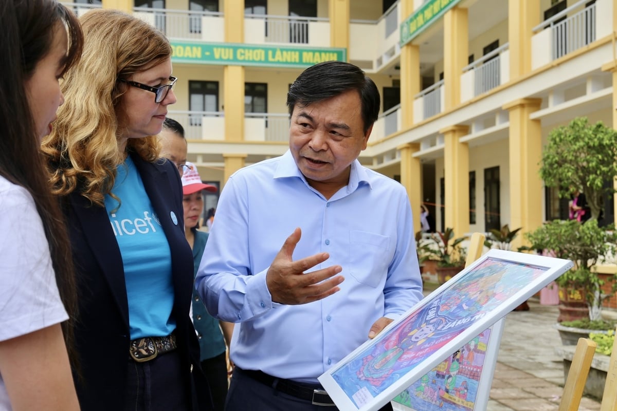 Thứ trưởng Nguyễn Hoàng Hiệp chia sẻ thông điệp của những bức tranh về thiên tai ở vùng cao Lào Cai. Ảnh: H.Đ. Thứ trưởng Nguyễn Hoàng Hiệp chia sẻ thông điệp của những bức tranh về thiên tai ở vùng cao Lào Cai. Ảnh: H.Đ.