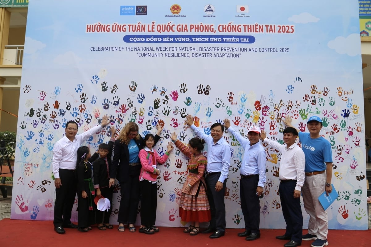 Các đại biểu ký và in hình bàn tay nâng cao nhận thức phòng chống thiên tai năm 2025 cho cộng đồng. Ảnh: H.Đ. Các đại biểu ký và in hình bàn tay nâng cao nhận thức phòng chống thiên tai năm 2025 cho cộng đồng. Ảnh: H.Đ.