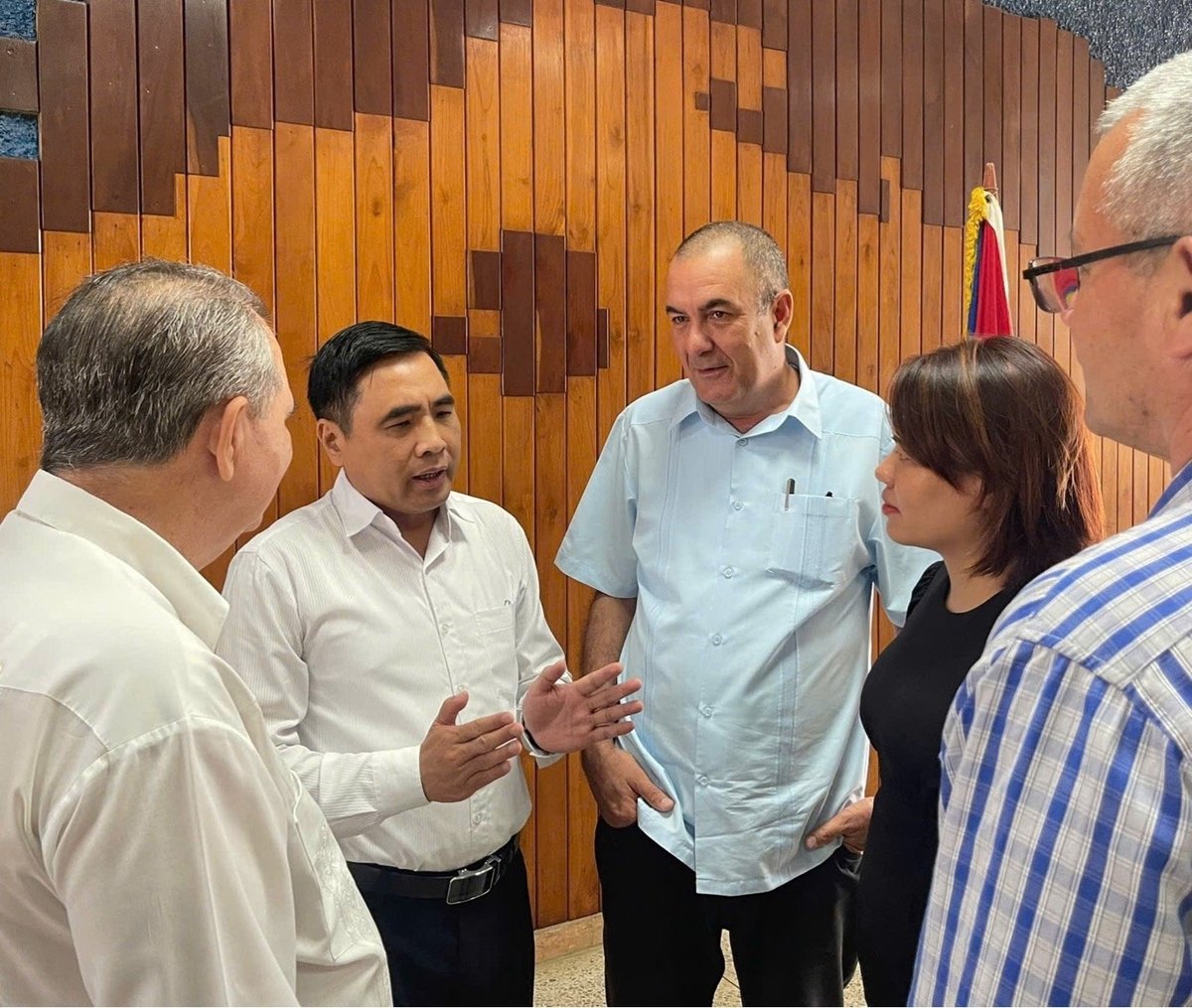 Thứ trưởng Nguyễn Quốc Trị (thứ hai từ trái sang) chia sẻ với Bộ trưởng Nông nghiệp Cuba bên lề buổi làm việc. Ảnh: ICD. Thứ trưởng Nguyễn Quốc Trị (thứ hai từ trái sang) chia sẻ với Bộ trưởng Nông nghiệp Cuba bên lề buổi làm việc. Ảnh: ICD.