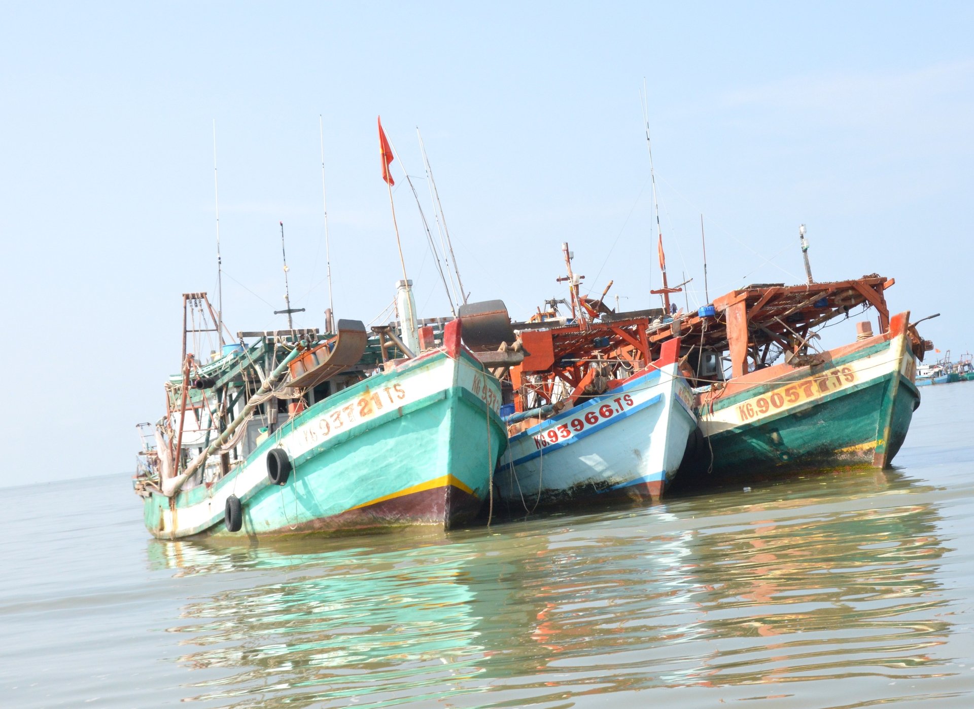 Cùng với việc hỗ trợ ngư dân khai thác đạt hiệu quả, ngành chức năng tỉnh Kiên Giang sẽ tăng cường xử lý tàu cá vi phạm để bảo vệ nguồn lợi thủy sản, tăng trữ lượng nguồn lợi thủy sản nhằm tăng năng suất đánh bắt. Ảnh: Trung Chánh. Cùng với việc hỗ trợ ngư dân khai thác đạt hiệu quả, ngành chức năng tỉnh Kiên Giang sẽ tăng cường xử lý tàu cá vi phạm để bảo vệ nguồn lợi thủy sản, tăng trữ lượng nguồn lợi thủy sản nhằm tăng năng suất đánh bắt. Ảnh: Trung Chánh.