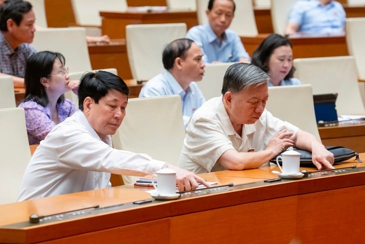 Các đại biểu Quốc hội bấm nút thông qua nghị quyết. Ảnh: Quochoi.vn. Các đại biểu Quốc hội bấm nút thông qua nghị quyết. Ảnh: Quochoi.vn.