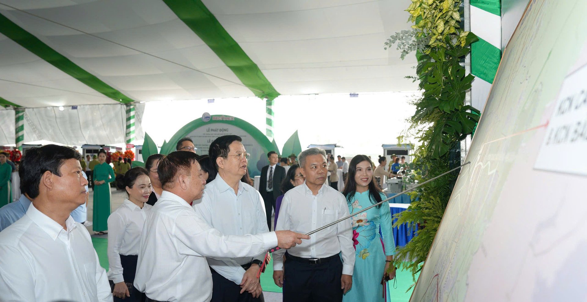 Lãnh đạo tỉnh Bình Dương và Công ty Becamex IDC giới thiệu với Ủy viên Ban chấp hành Trung ương Đảng, Phó Thủ tướng Chính phủ Mai Văn Chính (giữa) về KCN Cây Trường và KCN Bàu Bàng mở rộng. Ảnh: CTV. Lãnh đạo tỉnh Bình Dương và Công ty Becamex IDC giới thiệu với Ủy viên Ban chấp hành Trung ương Đảng, Phó Thủ tướng Chính phủ Mai Văn Chính (giữa) về KCN Cây Trường và KCN Bàu Bàng mở rộng. Ảnh: CTV.