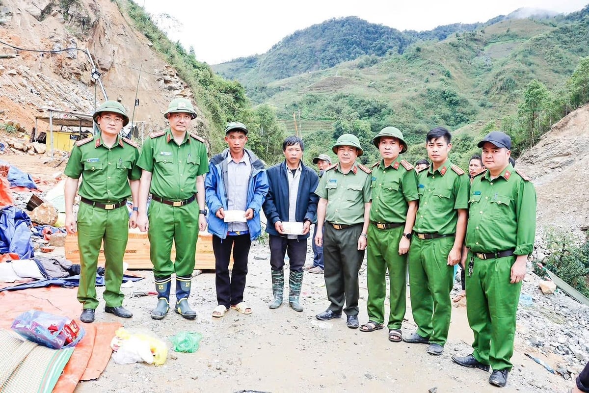 Công an tỉnh Lai Châu trao quà cho các gia đình nạn nhân bị thiếu may mắn. Ảnh: An ninh tỉnh Lai Châu. Công an tỉnh Lai Châu trao quà cho các gia đình nạn nhân bị thiếu may mắn. Ảnh: An ninh tỉnh Lai Châu.