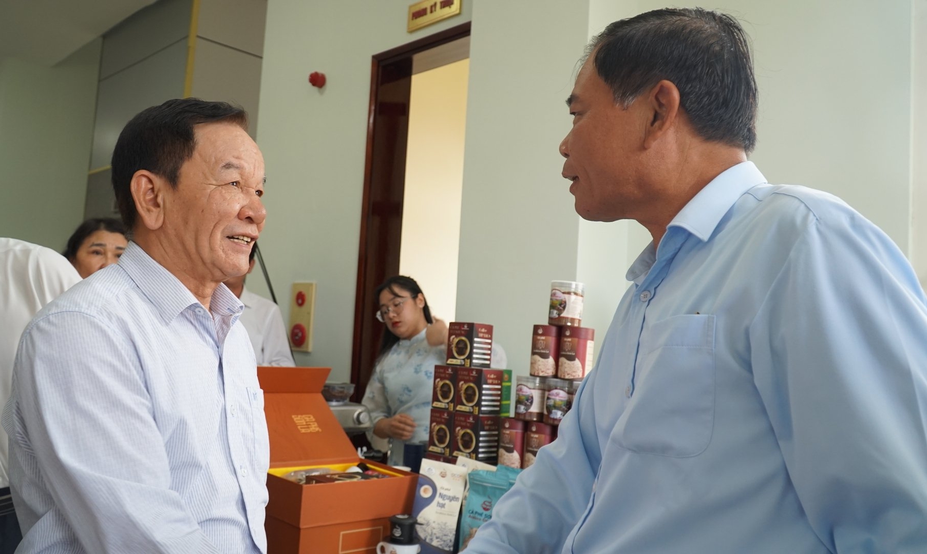 Ông Nguyễn Xuân Cường bắt tay ông Hoàng Văn Chất - nguyên Bí thư Tỉnh ủy Sơn La (trái) - một trong những người đặt viên gạch đầu tiên cho chủ trương đưa cây ăn quả lên đất dốc. Ảnh: Đức Bình. Ông Nguyễn Xuân Cường bắt tay ông Hoàng Văn Chất - nguyên Bí thư Tỉnh ủy Sơn La (trái) - một trong những người đặt viên gạch đầu tiên cho chủ trương đưa cây ăn quả lên đất dốc. Ảnh: Đức Bình.