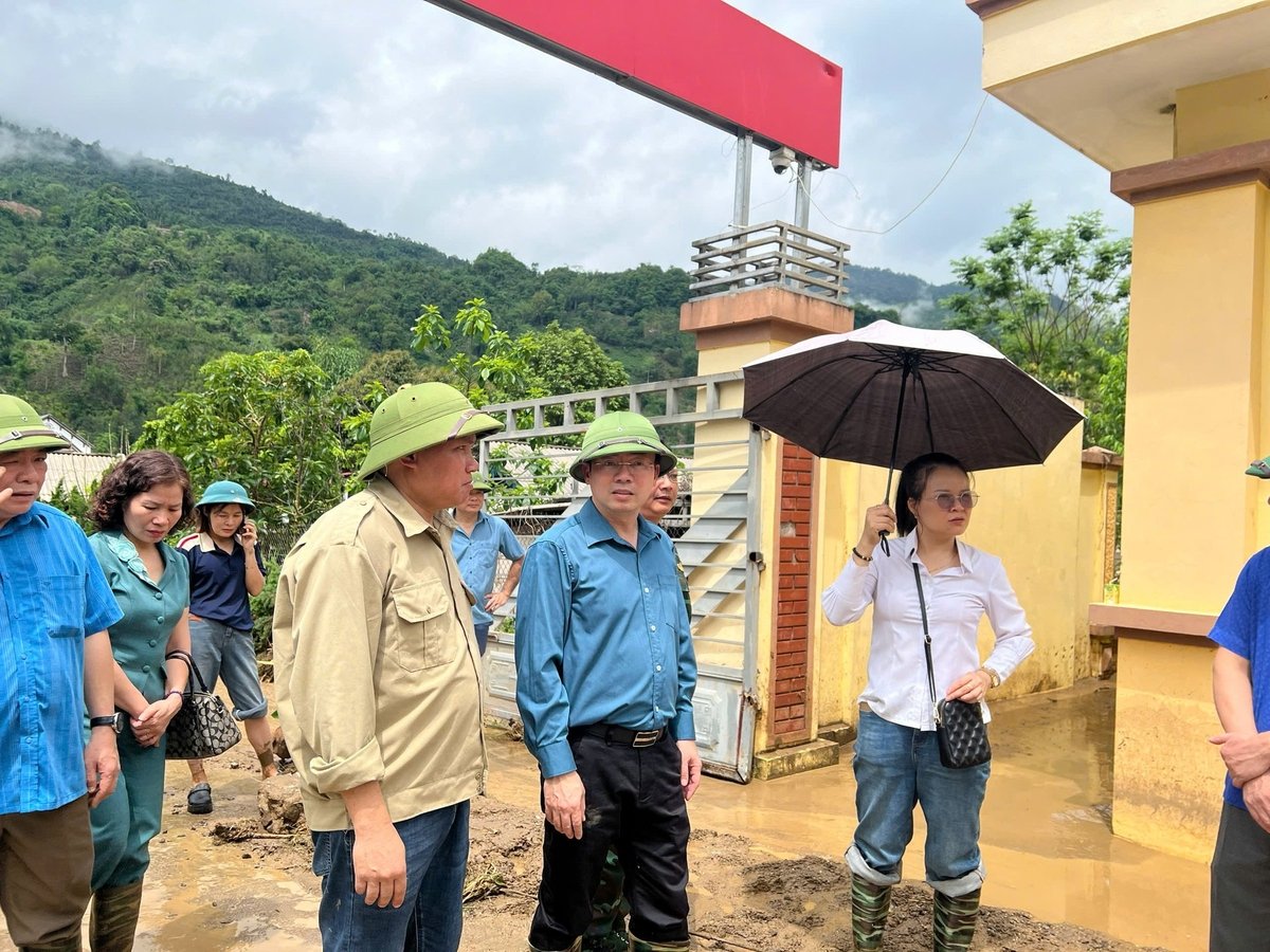 Ông Nguyễn Đăng Bình (mặc áo xanh đeo kính), Chủ tịch UBND tỉnh Bắc Kạn có mặt tại hiện trường chỉ đạo công tác khắc phục, thăm hỏi, động viên bà con thôn Tẩn Lượt. Ông Nguyễn Đăng Bình (mặc áo xanh đeo kính), Chủ tịch UBND tỉnh Bắc Kạn có mặt tại hiện trường chỉ đạo công tác khắc phục, thăm hỏi, động viên bà con thôn Tẩn Lượt.