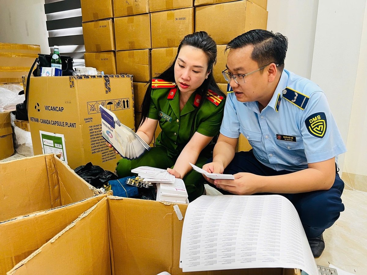Tem nhãn được Phạm Ngọc Tiến trực tiếp sản xuất và chỉ đạo nhân viên dán tại các kho hàng. Ảnh: Công an TP Hà Nội. Tem nhãn được Phạm Ngọc Tiến trực tiếp sản xuất và chỉ đạo nhân viên dán tại các kho hàng. Ảnh: Công an TP Hà Nội.