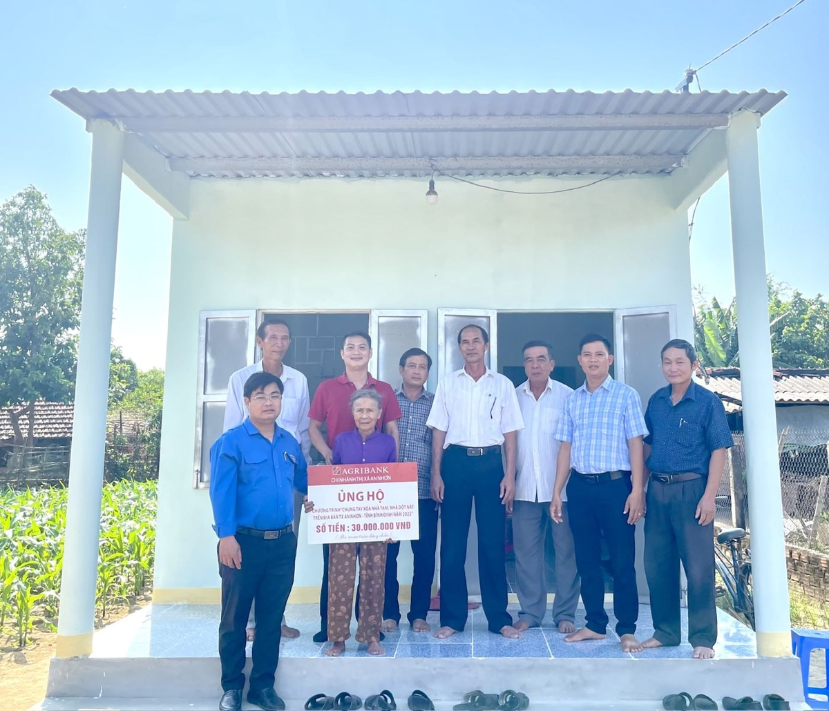 Lễ bàn giao căn nhà mới cho người dân ở Bình Định. Ảnh: Binhdinh.gov.vn Lễ bàn giao căn nhà mới cho người dân ở Bình Định. Ảnh: Binhdinh.gov.vn