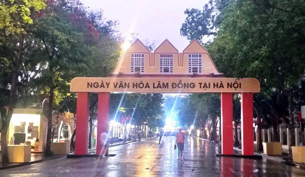 Cổng chào tại sự kiện 'Ngày Văn hóa Lâm Đồng tại Hà Nội - năm 2025'. Cổng chào tại sự kiện 'Ngày Văn hóa Lâm Đồng tại Hà Nội - năm 2025'.