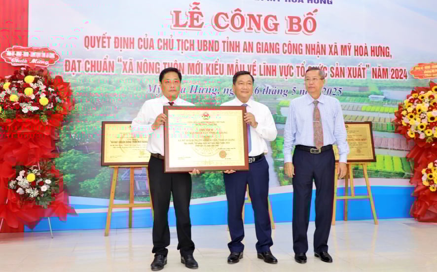 Ông Lê Văn Nưng, Phó Bí thư Thường trực Tỉnh ủy An Giang (bìa phải) trao bằng công nhận xã Mỹ Hòa Hưng đạt chuẩn xã nông thôn mới kiểu mẫu năm 2024. Ảnh: Lê Hoàng Vũ. Ông Lê Văn Nưng, Phó Bí thư Thường trực Tỉnh ủy An Giang (bìa phải) trao bằng công nhận xã Mỹ Hòa Hưng đạt chuẩn xã nông thôn mới kiểu mẫu năm 2024. Ảnh: Lê Hoàng Vũ.