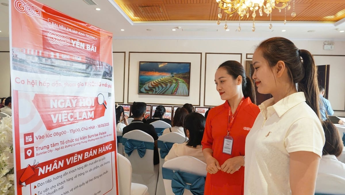 Người lao động tìm hiểu việc làm tại sự kiện. Ảnh: Khánh An. Người lao động tìm hiểu việc làm tại sự kiện. Ảnh: Khánh An.