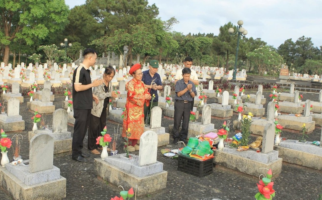 Mộ liệt sĩ Lê Minh Văn được tìm thấy tại Nghĩa trang liệt sĩ quốc gia Đường 9, tỉnh Quảng Trị. Ảnh: Quốc Toản. Mộ liệt sĩ Lê Minh Văn được tìm thấy tại Nghĩa trang liệt sĩ quốc gia Đường 9, tỉnh Quảng Trị. Ảnh: Quốc Toản.