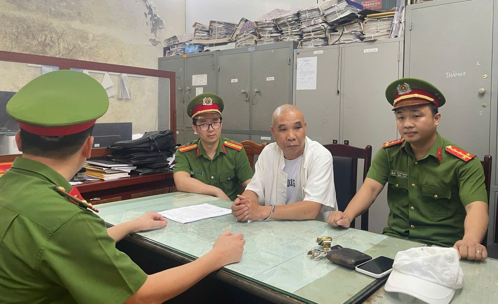 Đối tượng Nguyễn Văn Phượng tại cơ quan Công an. Ảnh: Công an tỉnh Hưng Yên. Đối tượng Nguyễn Văn Phượng tại cơ quan Công an. Ảnh: Công an tỉnh Hưng Yên.