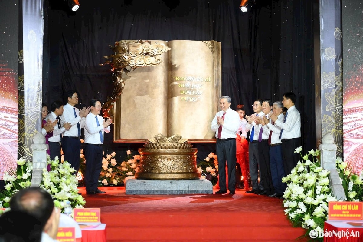 Tổng Bí thư Tô Lâm trao tặng tác phẩm điêu khắc 'Việt Nam - những trang sử vàng' đến Khu Di tích Quốc gia đặc biệt Kim Liên, huyện Nam Đàn, tỉnh Nghệ An ngày 15/5/2025. Ảnh: Thành Cường/Báo Nghệ An. Tổng Bí thư Tô Lâm trao tặng tác phẩm điêu khắc 'Việt Nam - những trang sử vàng' đến Khu Di tích Quốc gia đặc biệt Kim Liên, huyện Nam Đàn, tỉnh Nghệ An ngày 15/5/2025. Ảnh: Thành Cường/Báo Nghệ An.