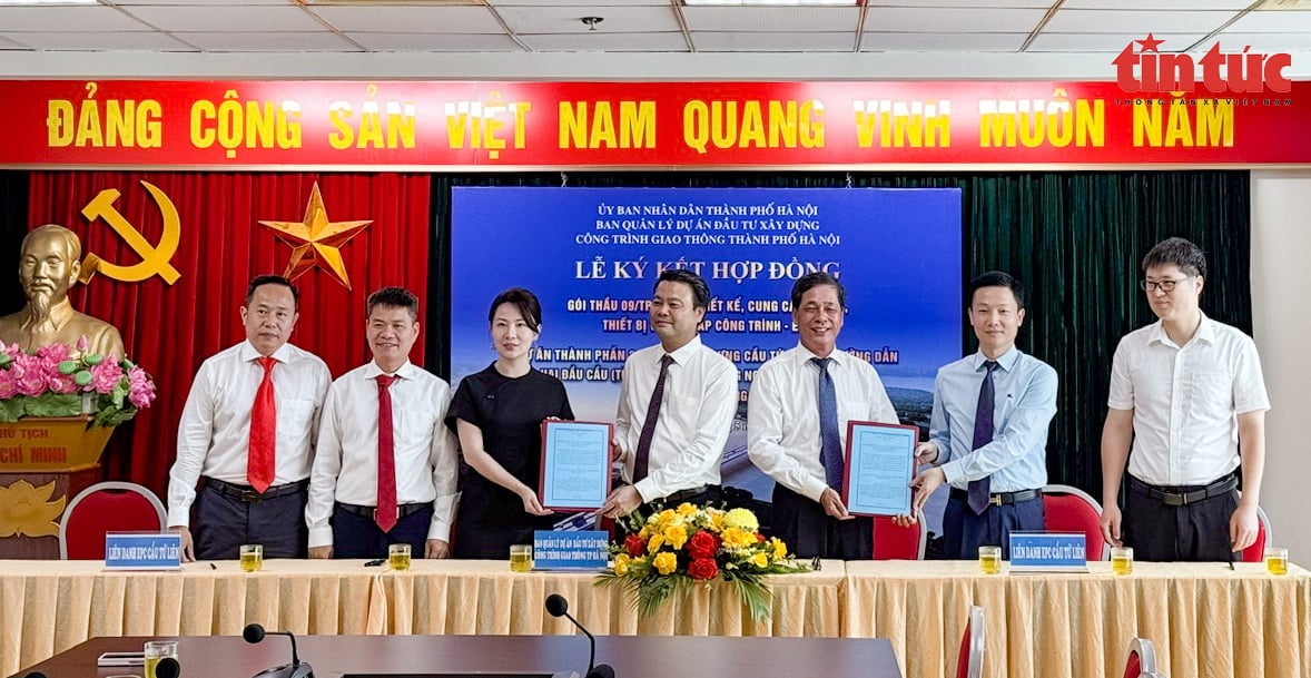 Ban Quản lý dự án đầu tư xây dựng công trình giao thông TP Hà Nội ký hợp đồng với nhà thầu, đủ điều kiện để khởi công cầu Tứ Liên và đường hai đầu cầu (từ nút giao với đường Nghi Tàm đến nút giao với đường Trường Sa). Ảnh: Trung Nguyên. Ban Quản lý dự án đầu tư xây dựng công trình giao thông TP Hà Nội ký hợp đồng với nhà thầu, đủ điều kiện để khởi công cầu Tứ Liên và đường hai đầu cầu (từ nút giao với đường Nghi Tàm đến nút giao với đường Trường Sa). Ảnh: Trung Nguyên.