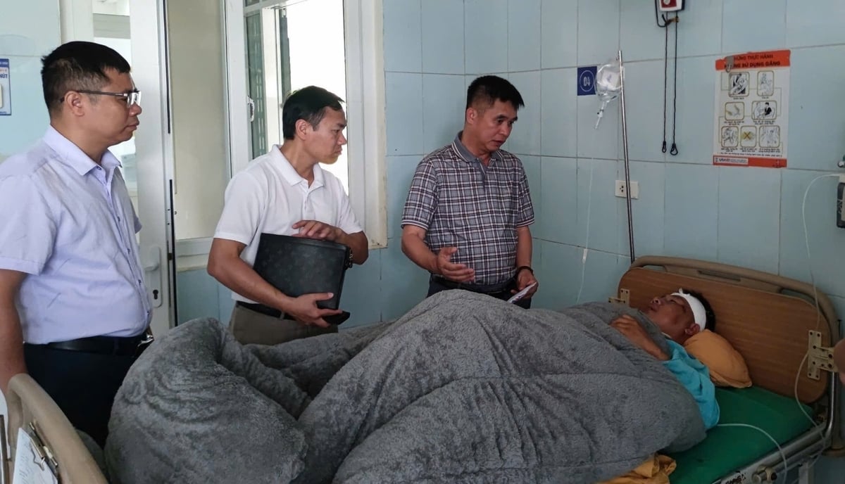 Ban Quản lý dự án thủy điện Tả Páo Hồ 1A hỗ trợ người bị thương trong vụ sạt lở. Ảnh: N.T.