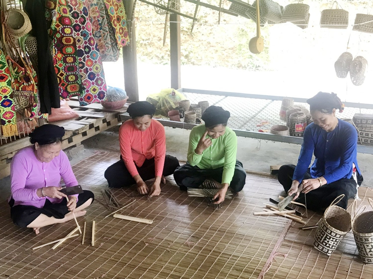 Nghề đan lát của người Tày, Nghĩa Đô, (huyện Bảo Yên, tỉnh Lào Cai) gắn liền với truyền thống lâu đời của người dân và hiện đang là nghề tạo sinh kế và thu hút khách du lịch. Ảnh: Bích Hợp. Nghề đan lát của người Tày, Nghĩa Đô, (huyện Bảo Yên, tỉnh Lào Cai) gắn liền với truyền thống lâu đời của người dân và hiện đang là nghề tạo sinh kế và thu hút khách du lịch. Ảnh: Bích Hợp.