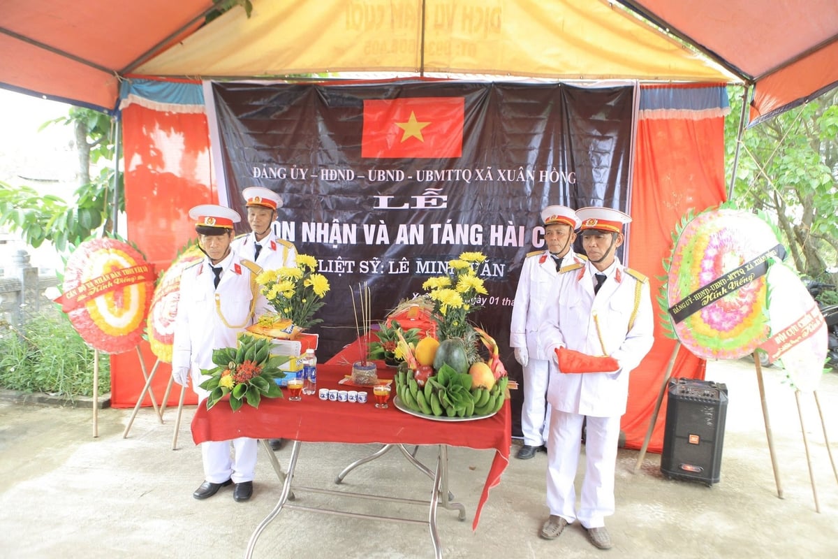 Đảng ủy, HĐND, UBND, UBMTTQ và các đoàn thể xã Xuân Hồng tổ chức đón liệt sĩ Lê Minh Văn trở về quê nhà. Ảnh: Quốc Toản. Đảng ủy, HĐND, UBND, UBMTTQ và các đoàn thể xã Xuân Hồng tổ chức đón liệt sĩ Lê Minh Văn trở về quê nhà. Ảnh: Quốc Toản.