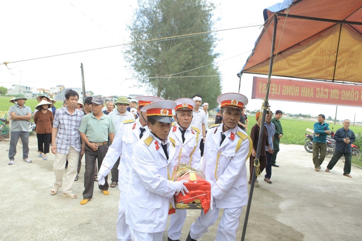 Hài cốt liệt sĩ Lê Minh Văn được đưa về quê hương. Ảnh: Quốc Toản. Hài cốt liệt sĩ Lê Minh Văn được đưa về quê hương. Ảnh: Quốc Toản.