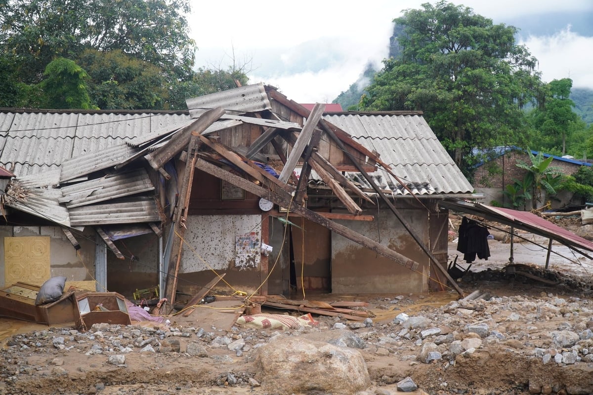 Hàng chục ngôi nhà bị đất đá vùi lấp. Ảnh: Quang Linh. Hàng chục ngôi nhà bị đất đá vùi lấp. Ảnh: Quang Linh.