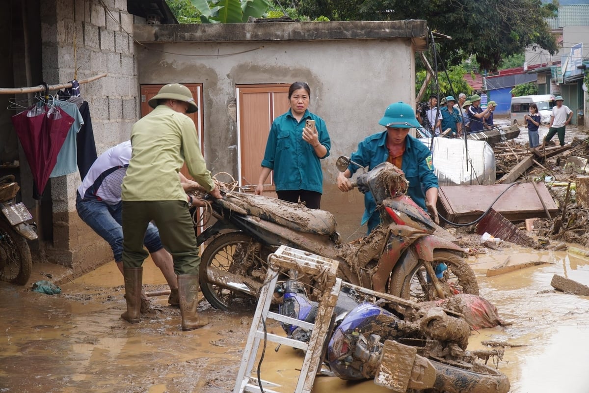Tài sản người dân ngập trong đất đá, ngay trong sáng nay, chính quyền, lực lượng chức năng hỗ trợ người dân dọn dẹp, tìm kiếm. Tài sản người dân ngập trong đất đá, ngay trong sáng nay, chính quyền, lực lượng chức năng hỗ trợ người dân dọn dẹp, tìm kiếm.
