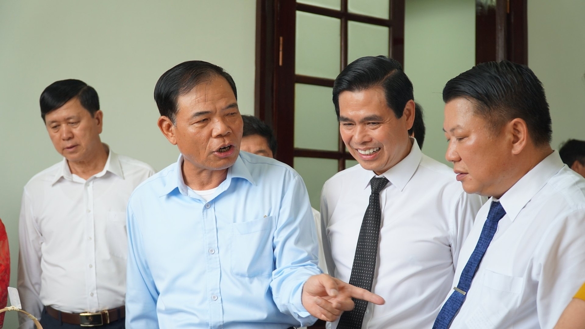 Ông Nguyễn Xuân Cường (áo xanh) chia sẻ về những thành tựu của nông sản Sơn La. Ảnh: Đức Bình. Ông Nguyễn Xuân Cường (áo xanh) chia sẻ về những thành tựu của nông sản Sơn La. Ảnh: Đức Bình.