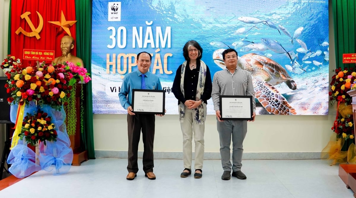 Bà Marianne Henkel, Trưởng đại diện Chương trình châu Á, WWF - Đức (giữa) vinh danh hợp tác với Vườn Quốc gia Côn Đảo cùng Cục Biển và Hải đảo Việt Nam. Ảnh: Lê Bình. Bà Marianne Henkel, Trưởng đại diện Chương trình châu Á, WWF - Đức (giữa) vinh danh hợp tác với Vườn Quốc gia Côn Đảo cùng Cục Biển và Hải đảo Việt Nam. Ảnh: Lê Bình.