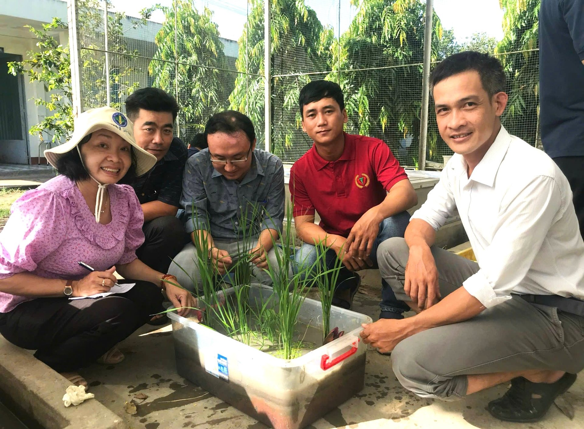 Kiên Giang đào tạo 10 giảng viên IPHM quốc gia cho tỉnh và 30 giảng viên IPHM cấp tỉnh, để triển khai ứng dụng IPHM vào thực tế sản xuất. Ảnh: Trung Chánh. Kiên Giang đào tạo 10 giảng viên IPHM quốc gia cho tỉnh và 30 giảng viên IPHM cấp tỉnh, để triển khai ứng dụng IPHM vào thực tế sản xuất. Ảnh: Trung Chánh.