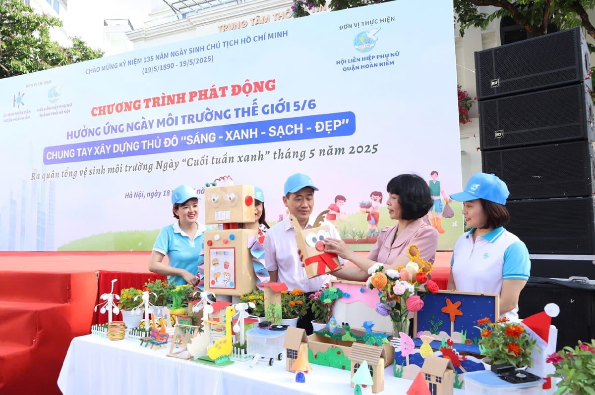 Các đại biểu Thành phố, quận Hoàn Kiếm thăm quan gian trưng bày các sản phẩm tái chế để bảo vệ môi trường. Các đại biểu Thành phố, quận Hoàn Kiếm thăm quan gian trưng bày các sản phẩm tái chế để bảo vệ môi trường.