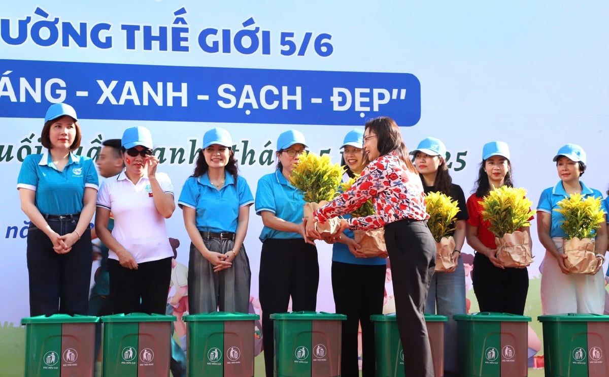Hội LHPN Hà Nội, UBND quận Hoàn Kiếm trao tặng các sản phẩm thân thiện với môi trường, cây xanh cho các đội hình tham gia Ra quân tổng vệ sinh môi trường Ngày 'Cuối tuần xanh' tháng 5 năm 2025. Hội LHPN Hà Nội, UBND quận Hoàn Kiếm trao tặng các sản phẩm thân thiện với môi trường, cây xanh cho các đội hình tham gia Ra quân tổng vệ sinh môi trường Ngày 'Cuối tuần xanh' tháng 5 năm 2025.