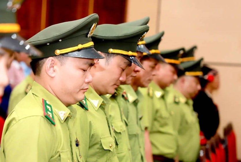 Những đồng đội kiểm lâm cúi đầu tưởng nhớ hai liệt sỹ trong sự kiện trao bằng Tổ quốc ghi công. Ảnh: Đào Thanh. Những đồng đội kiểm lâm cúi đầu tưởng nhớ hai liệt sỹ trong sự kiện trao bằng Tổ quốc ghi công. Ảnh: Đào Thanh.