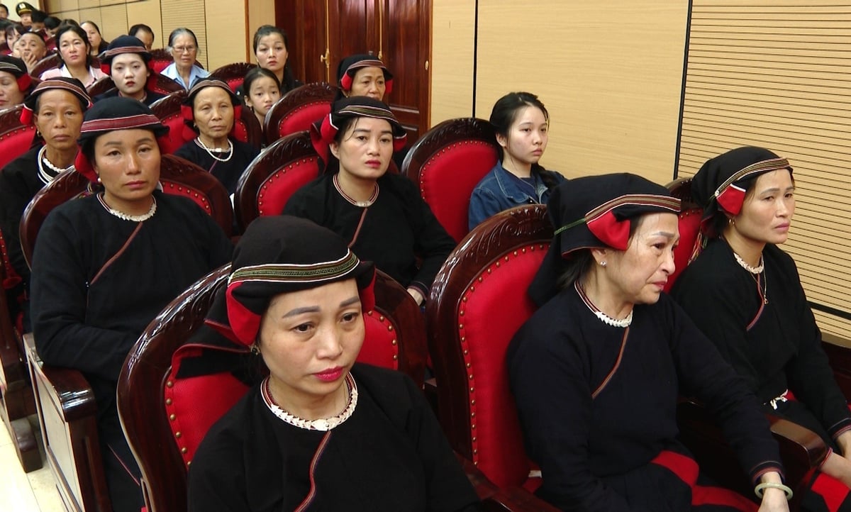 Người thân của hai liệt sỹ kiểm lâm rưng rưng xúc động. Ảnh: Đào Thanh. Người thân của hai liệt sỹ kiểm lâm rưng rưng xúc động. Ảnh: Đào Thanh.
