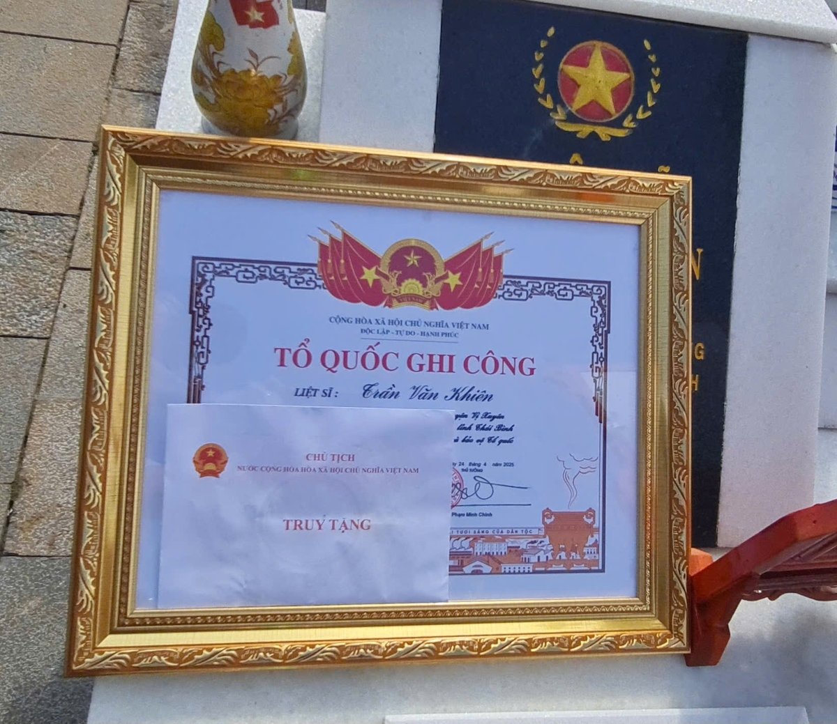 Tấm bằng Tổ quốc ghi công được đặt bên phần mộ của liệt sỹ Trần Văn Khiên. Ảnh: Đào Thanh. Tấm bằng Tổ quốc ghi công được đặt bên phần mộ của liệt sỹ Trần Văn Khiên. Ảnh: Đào Thanh.
