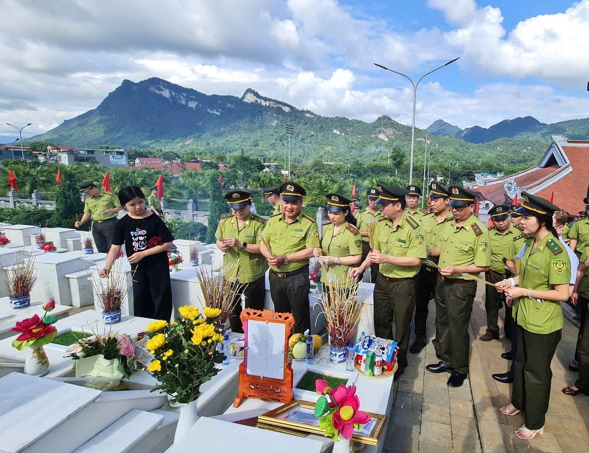 Đồng nghiệp cùng người thân của anh Khiên, chị Lan đến thắp hương cho họ tại Nghĩa trang Liệt sỹ Quốc gia Vị Xuyên. Ảnh: Đào Thanh. Đồng nghiệp cùng người thân của anh Khiên, chị Lan đến thắp hương cho họ tại Nghĩa trang Liệt sỹ Quốc gia Vị Xuyên. Ảnh: Đào Thanh.