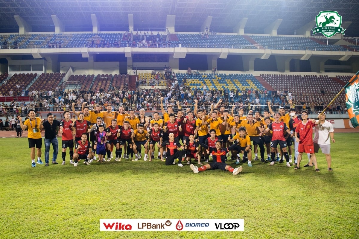 CLB Ninh Bình ăn mừng việc thăng hạng V.League 2025/2026. Ảnh: Phù Đổng Ninh Bình FC. CLB Ninh Bình ăn mừng việc thăng hạng V.League 2025/2026. Ảnh: Phù Đổng Ninh Bình FC.