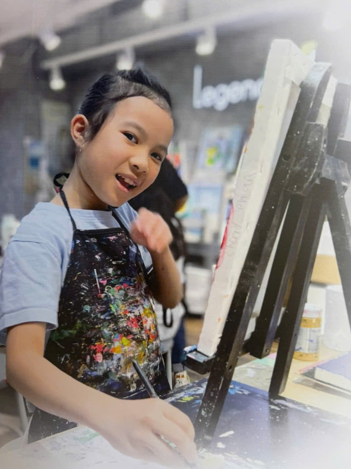 Họa sĩ nhí Cherry - Phan Ngọc Minh. Họa sĩ nhí Cherry - Phan Ngọc Minh.