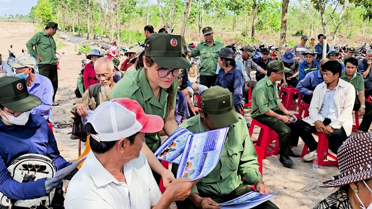 Lực lượng cán bộ của Ban quản lý rừng phòng hộ Xuân Lộc phát tờ rơi tuyên truyền về việc trồng, chăm sóc và bảo về rừng cho người dân nhận khoán trong lâm phận. Ảnh: Minh Sáng. Lực lượng cán bộ của Ban quản lý rừng phòng hộ Xuân Lộc phát tờ rơi tuyên truyền về việc trồng, chăm sóc và bảo về rừng cho người dân nhận khoán trong lâm phận. Ảnh: Minh Sáng.