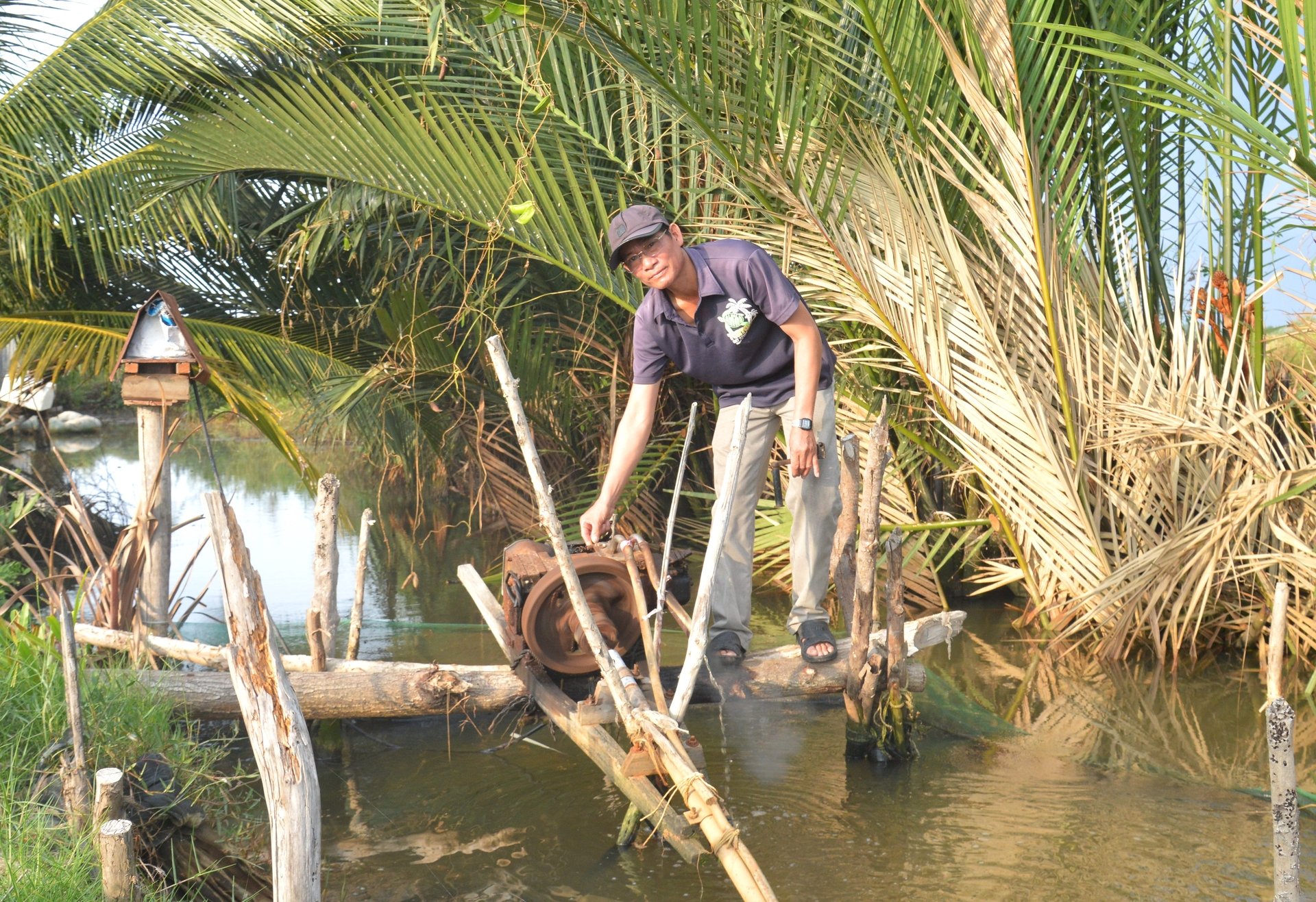 Người nuôi tôm cần theo dõi kết quả quan trắc, cảnh báo môi trường của đơn vị chuyên môn, canh con nước để lấy nước có chất lượng tốt vào ao nuôi, hạn chế tình trạng tôm nuôi bị sốc nhiệt do nắng nóng. Ảnh: Trung Chánh.