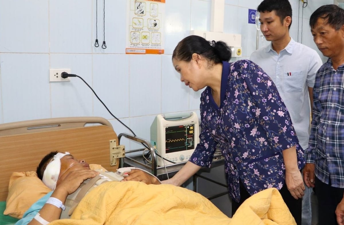 Bí thư Tỉnh ủy Lai Châu Giàng Páo Mỷ thăm hỏi, động viên nạn nhân vụ sạt lở thủy điện Tả Páo Hồ 1A. Ảnh: N.T.