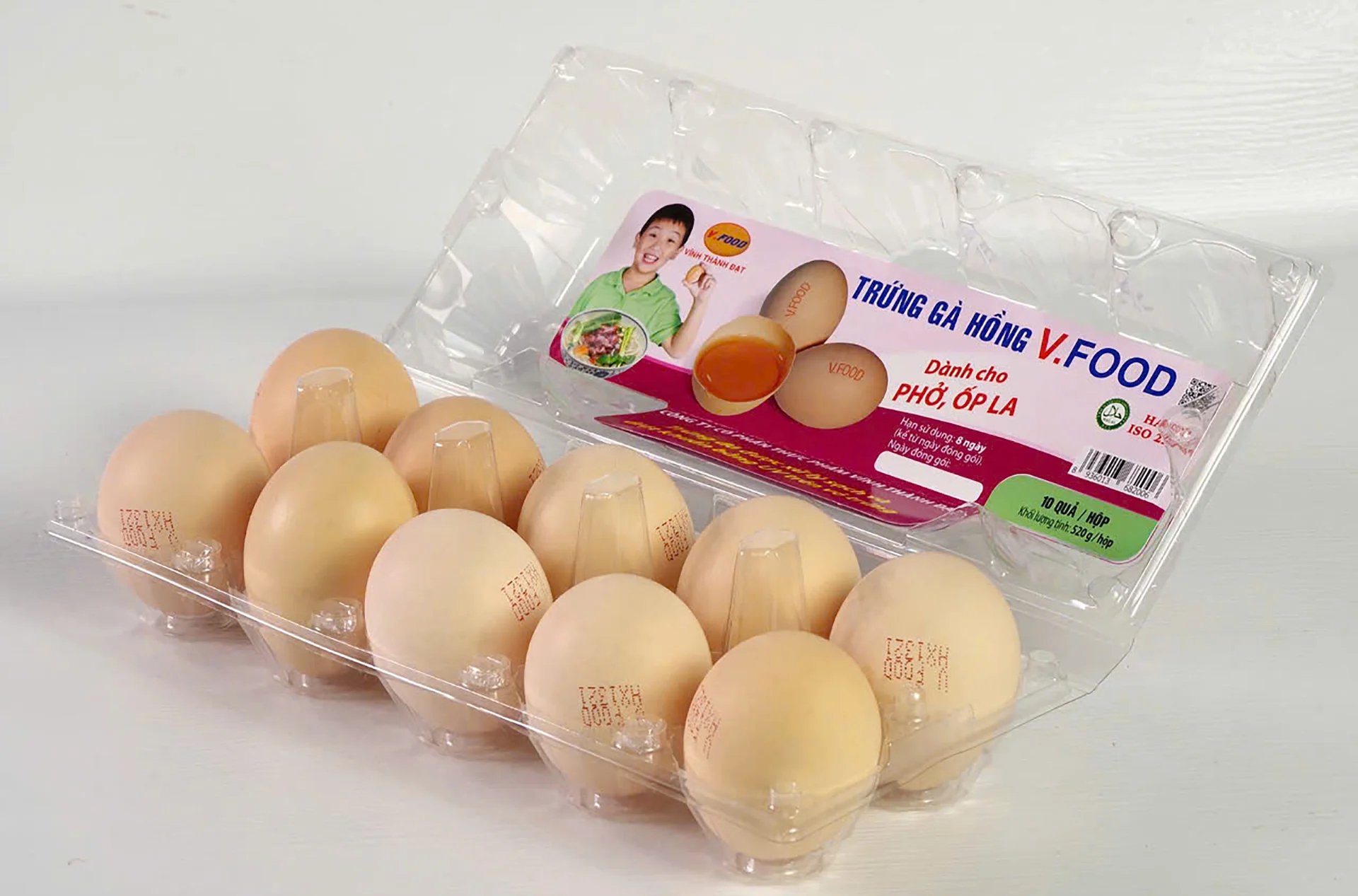 Tại các hệ thống siêu thị hiện đại, ngoài trứng gà ta, V.Food còn bán trứng gà hồng được kiểm soát chất lượng. Ảnh: Nguyễn Thủy. Tại các hệ thống siêu thị hiện đại, ngoài trứng gà ta, V.Food còn bán trứng gà hồng được kiểm soát chất lượng. Ảnh: Nguyễn Thủy.