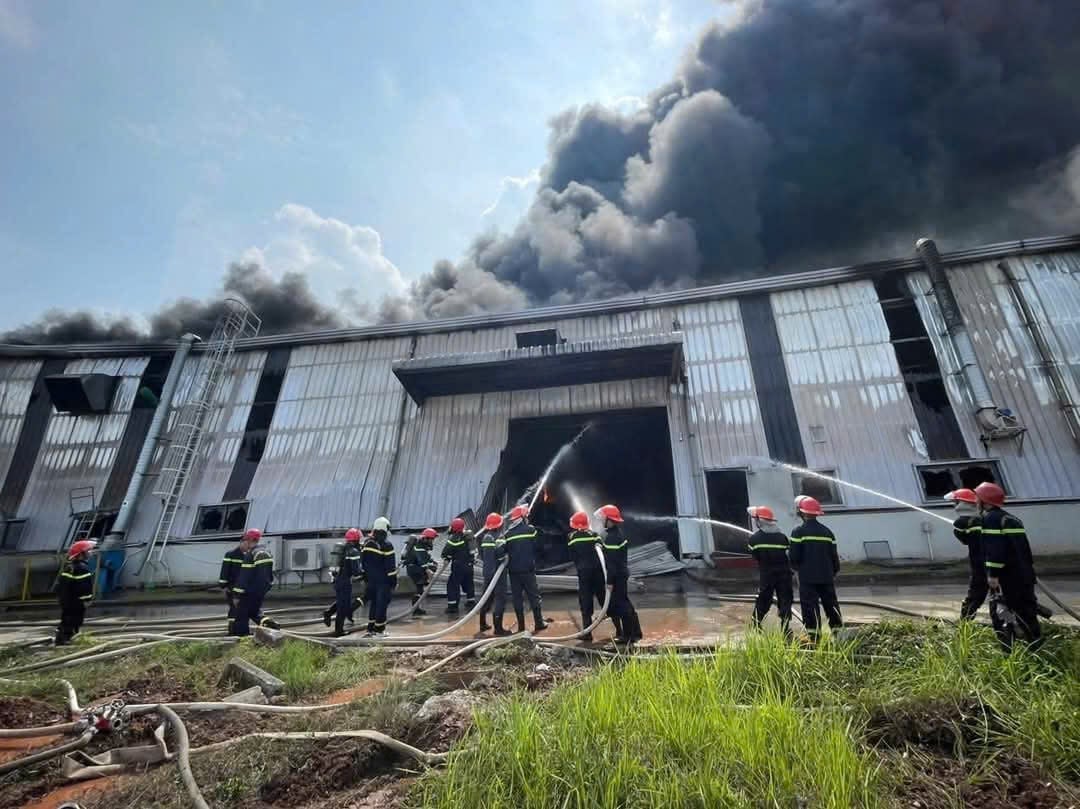 Lực lượng cứu hỏa tham gia chữa cháy ở Khu công nghiệp Bá Thiện 2. Ảnh: CTV. Lực lượng cứu hỏa tham gia chữa cháy ở Khu công nghiệp Bá Thiện 2. Ảnh: CTV.