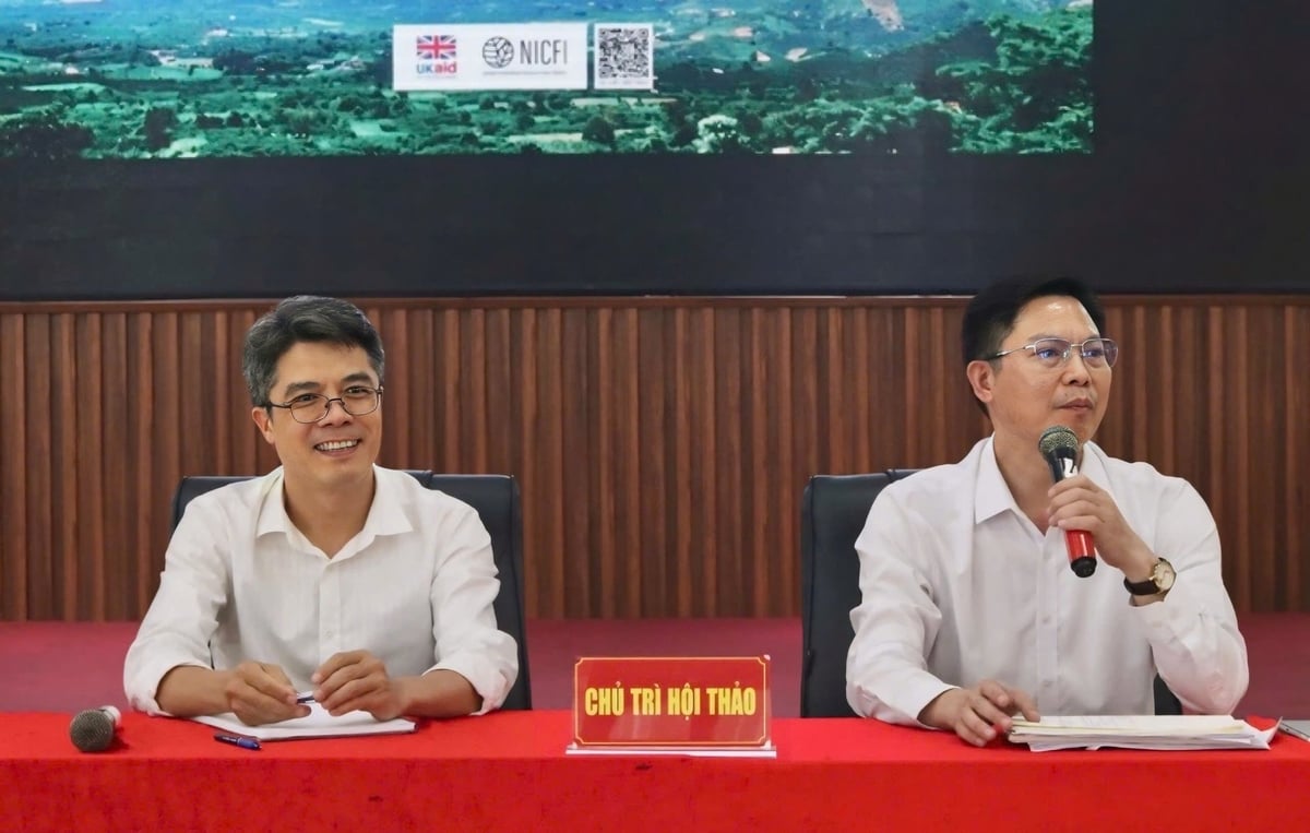 TS. Tô Xuân Phúc (bên trái) và GS.TS. Phạm Văn Điển (bên phải) ủng hộ việc đưa các kiến thức, chính sách và nội dung nghiên cứu mới vào giảng dạy, góp phần xây dựng phản ứng chính sách trong cộng đồng học thuật. Ảnh: Hoài Thơ. TS. Tô Xuân Phúc (bên trái) và GS.TS. Phạm Văn Điển (bên phải) ủng hộ việc đưa các kiến thức, chính sách và nội dung nghiên cứu mới vào giảng dạy, góp phần xây dựng phản ứng chính sách trong cộng đồng học thuật. Ảnh: Hoài Thơ.