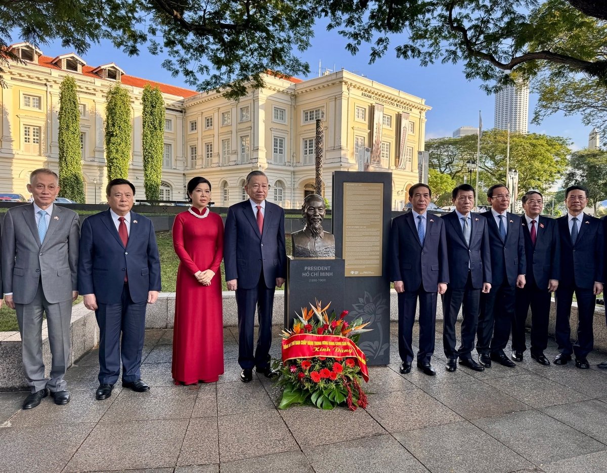 Tổng Bí thư Tô Lâm dâng hoa tưởng niệm Chủ tịch Hồ Chí Minh tại Bảo tàng Văn minh châu Á ở Singapore. Ảnh: Thống Nhất. Tổng Bí thư Tô Lâm dâng hoa tưởng niệm Chủ tịch Hồ Chí Minh tại Bảo tàng Văn minh châu Á ở Singapore. Ảnh: Thống Nhất.