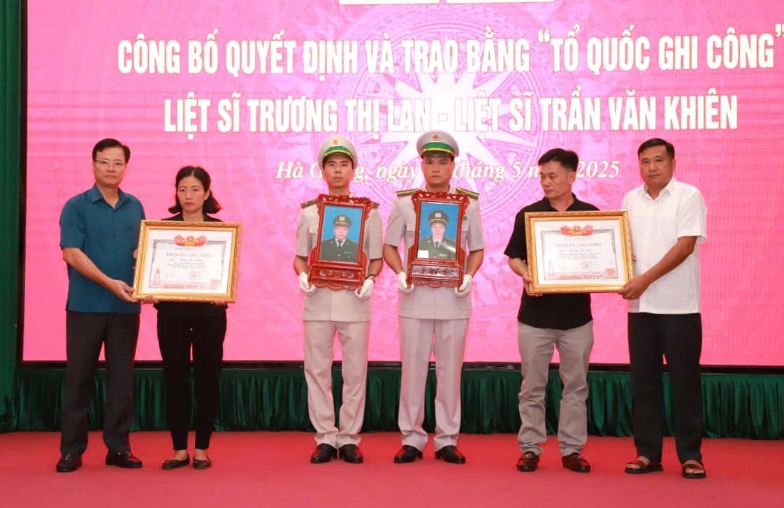 Lãnh đạo tỉnh Hà giang trao bằng Tổ quốc ghi công cho thân nhân các liệt sỹ. Ảnh: Đào Thanh. Lãnh đạo tỉnh Hà giang trao bằng Tổ quốc ghi công cho thân nhân các liệt sỹ. Ảnh: Đào Thanh.
