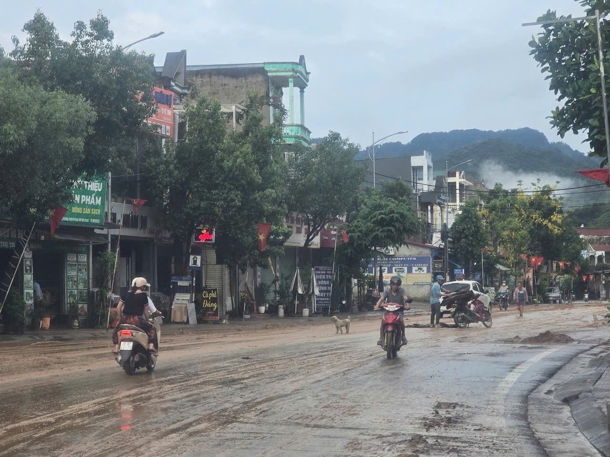 Đến sáng ngày 18/5, tình trạng ngập úng cục bộ đã không còn, tuy nhiên nhiều tuyến đường và nhà dân vẫn còn đầy bùn đất. Ảnh: V Tú. Đến sáng ngày 18/5, tình trạng ngập úng cục bộ đã không còn, tuy nhiên nhiều tuyến đường và nhà dân vẫn còn đầy bùn đất. Ảnh: V Tú.